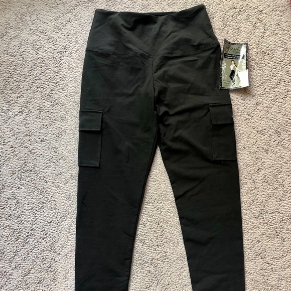 Pants - NWT! Leggings with Cargo Pocket Sz Medium